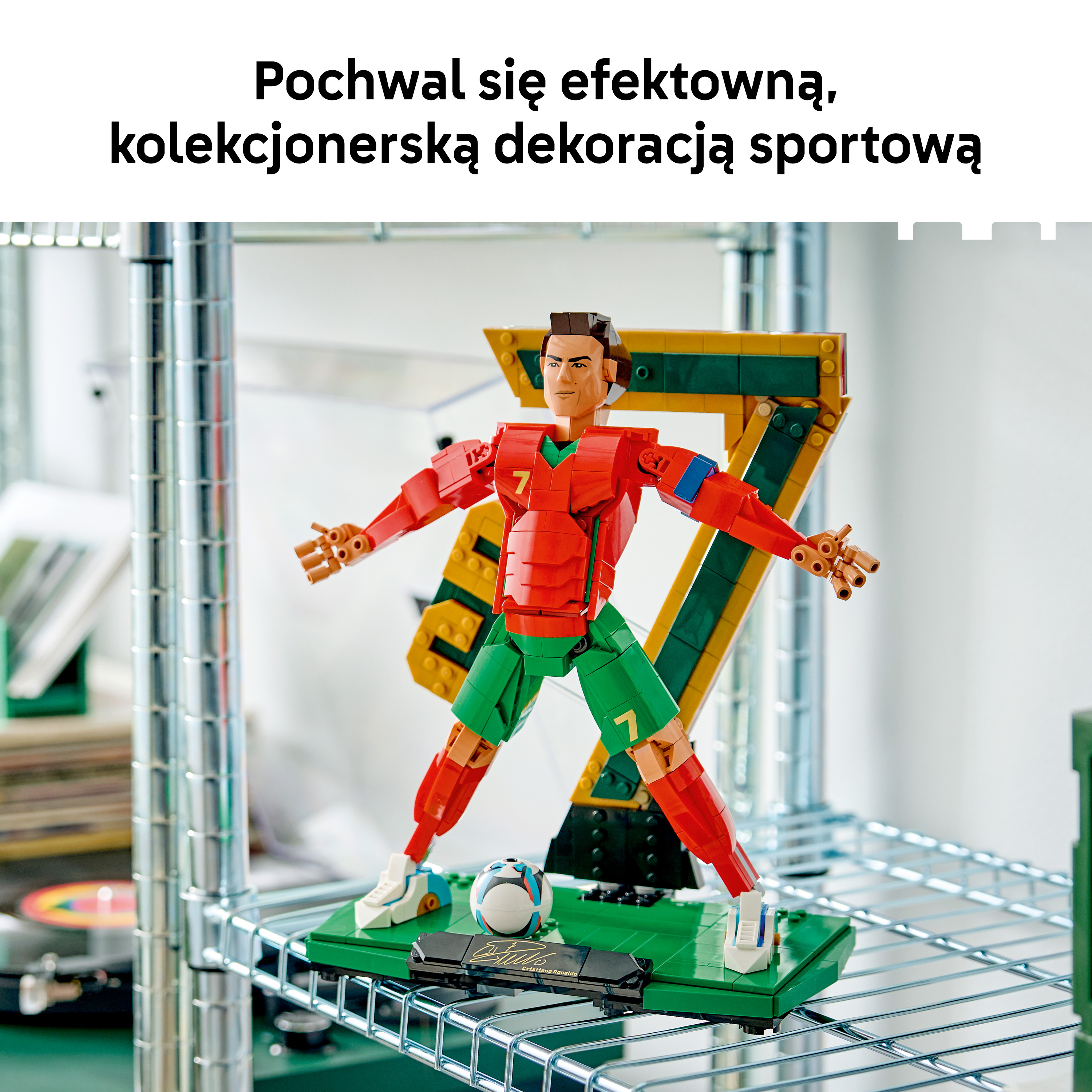 Model Lego Cristiano Ronaldo w czerwono-zielonym stroju na postumencie z piłką.