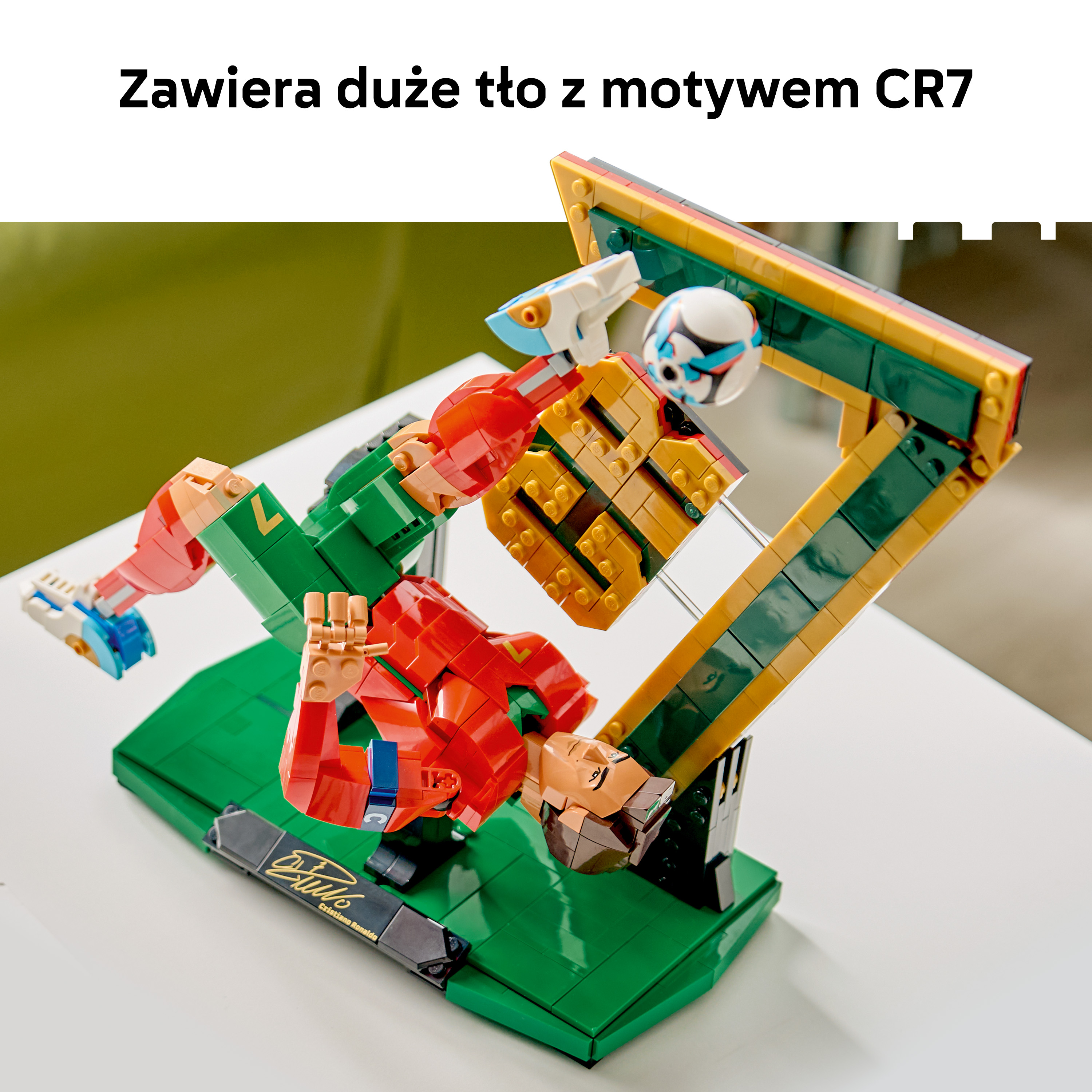 Piłkarz Lego w kolorach czerwonym i zielonym budujący z piłką na bramce.