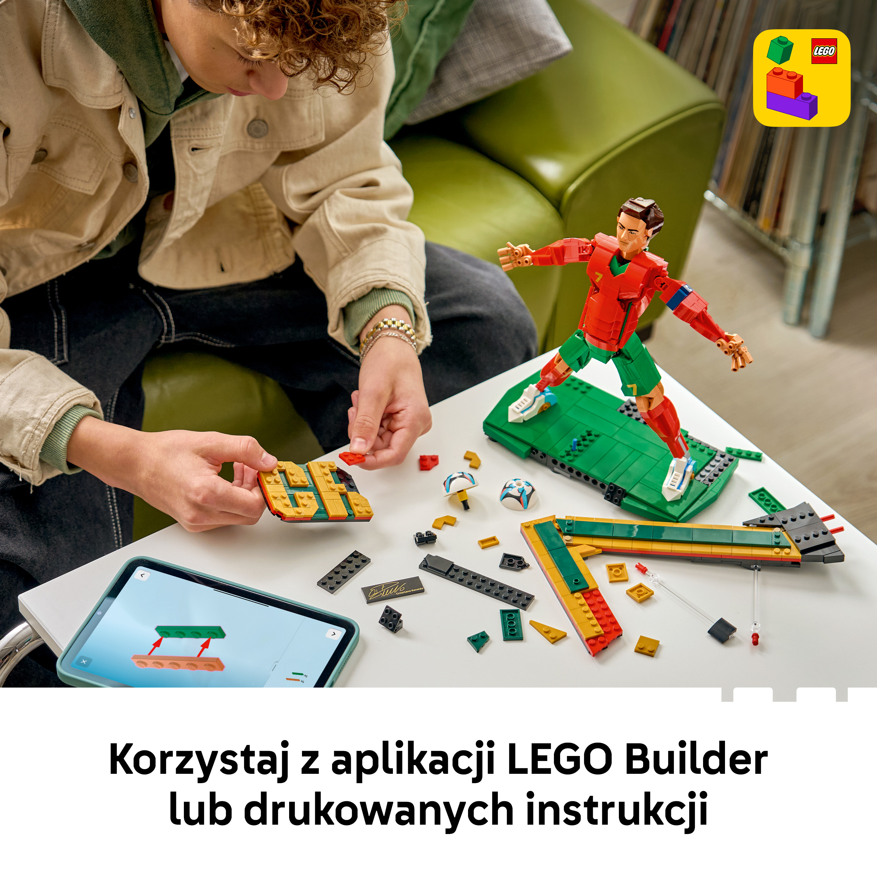 Dziecko buduje z klocków LEGO, patrząc na tablet z instrukcjami budowania.