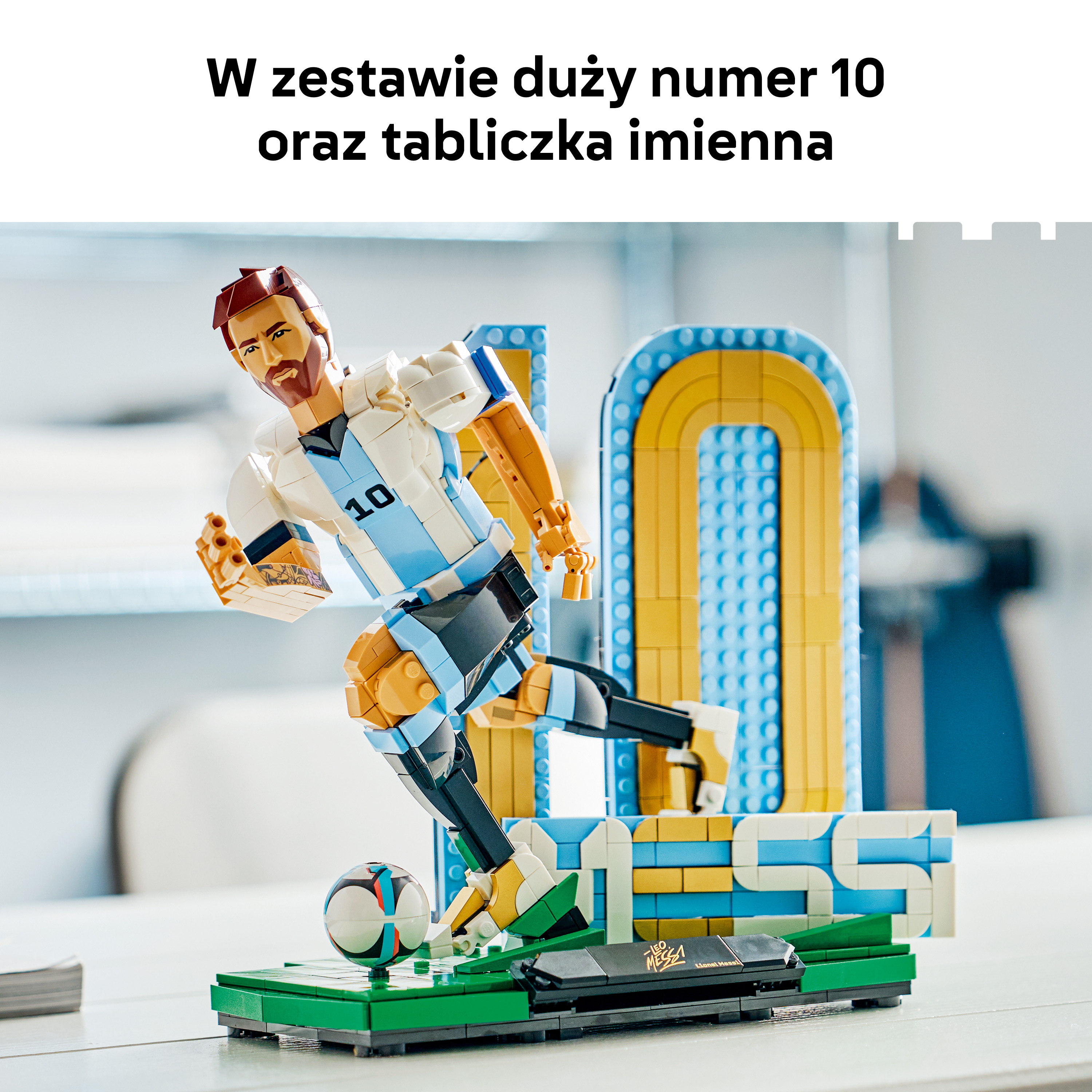 Model Lego Lionela Messiego biegnącego z piłką nożną i numerem 10 w tle.