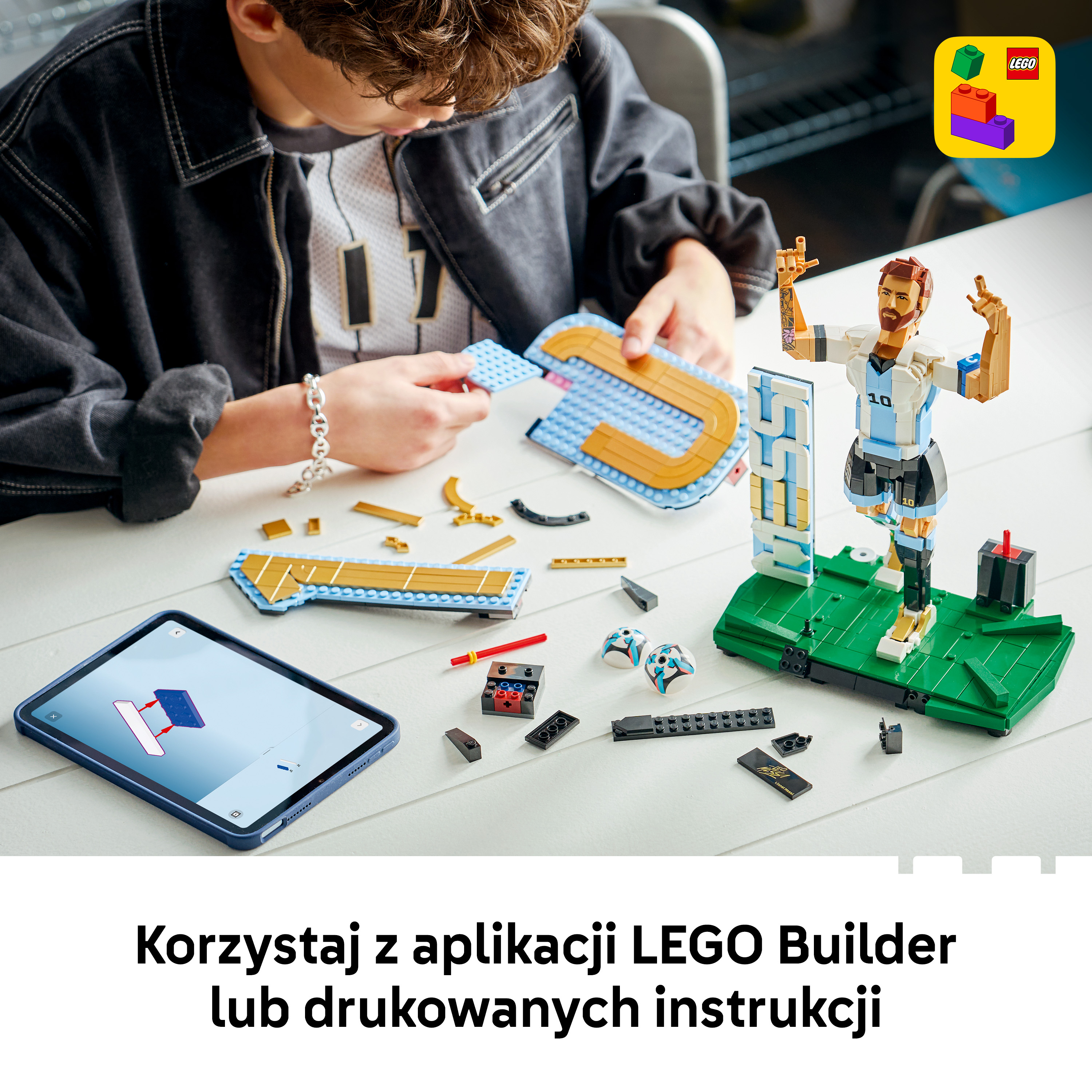 Chłopiec buduje figurkę Lego Messiego przed tabletem z instrukcjami budowy.