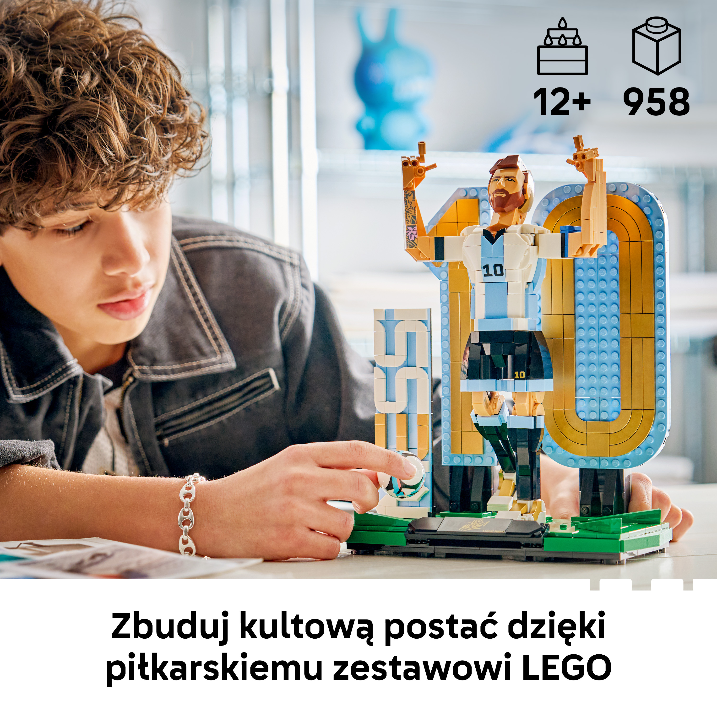 Chłopiec buduje figurkę piłkarza LEGO. Ikony pokazują wiek 12+ i 958 części.