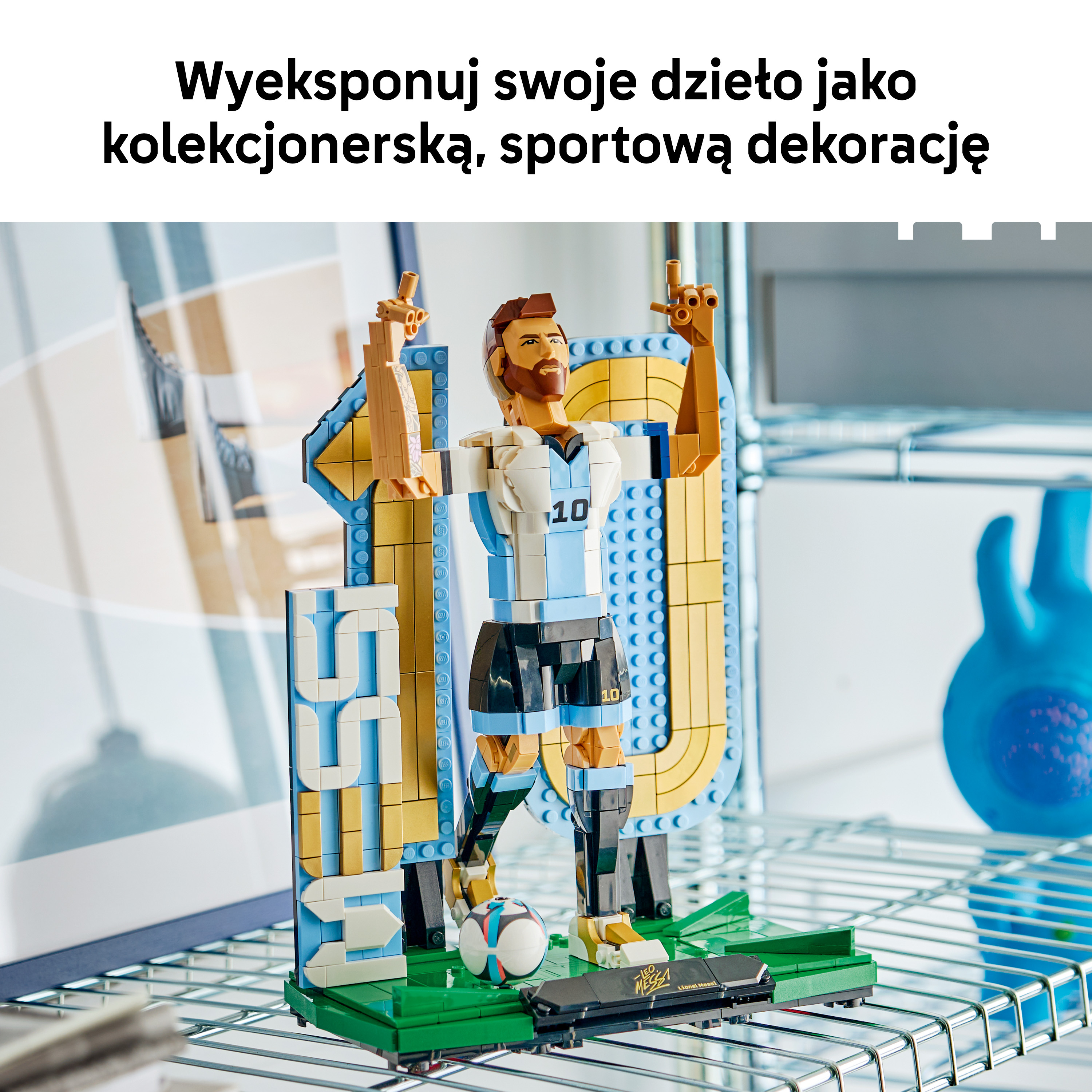Figurka LEGO Lionela Messiego w akcji, na postumencie z piłką nożną.