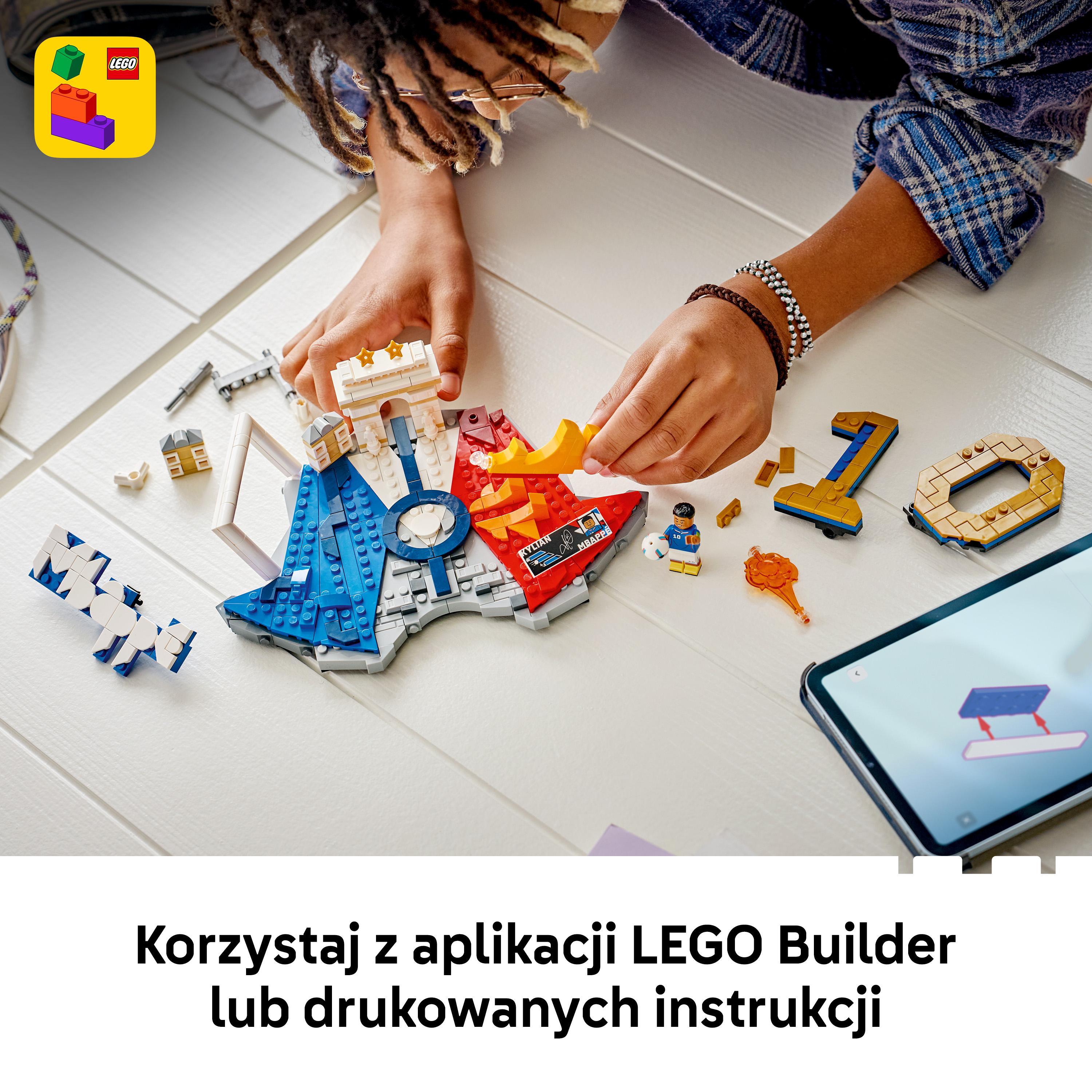 Dziecko buduje z LEGO na stole. Tablet pokazuje instrukcje. Ikona aplikacji LEGO Builder.