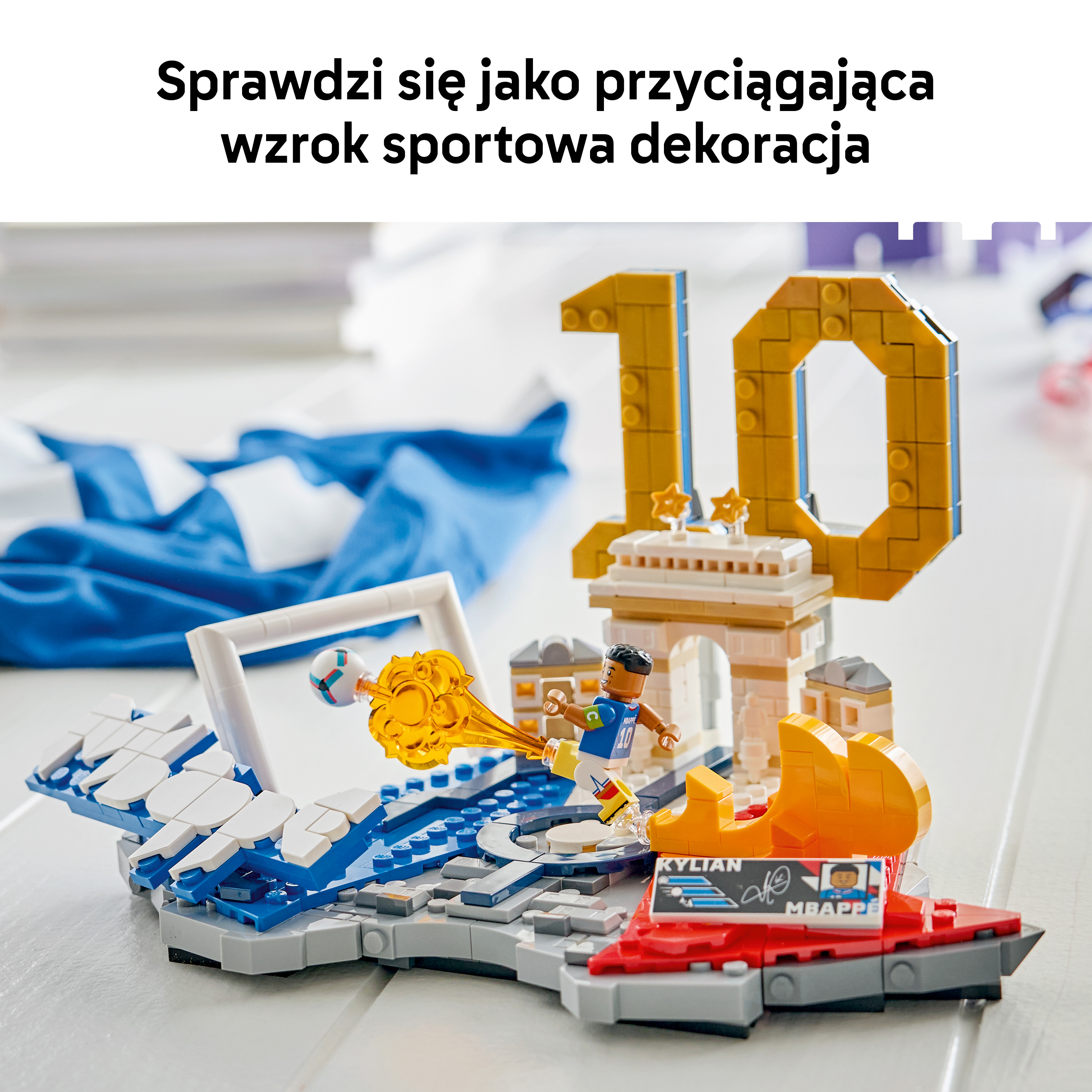 Piłkarz Lego, numer 10, strzela gola przed Łukiem Triumfalnym.