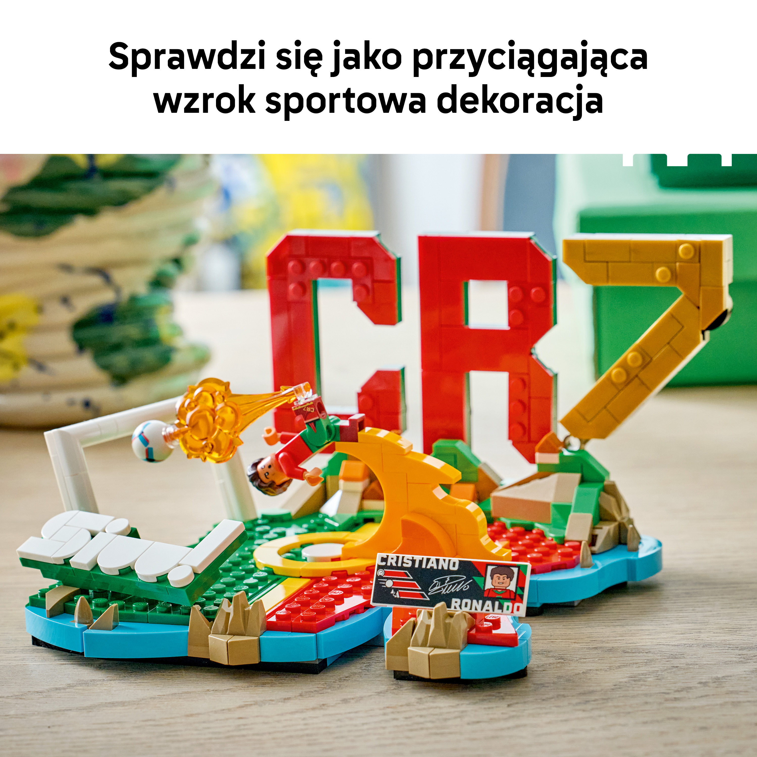 Model Lego Cristiano Ronaldo kopiący piłkę, z czerwonych i żółtych klocków.