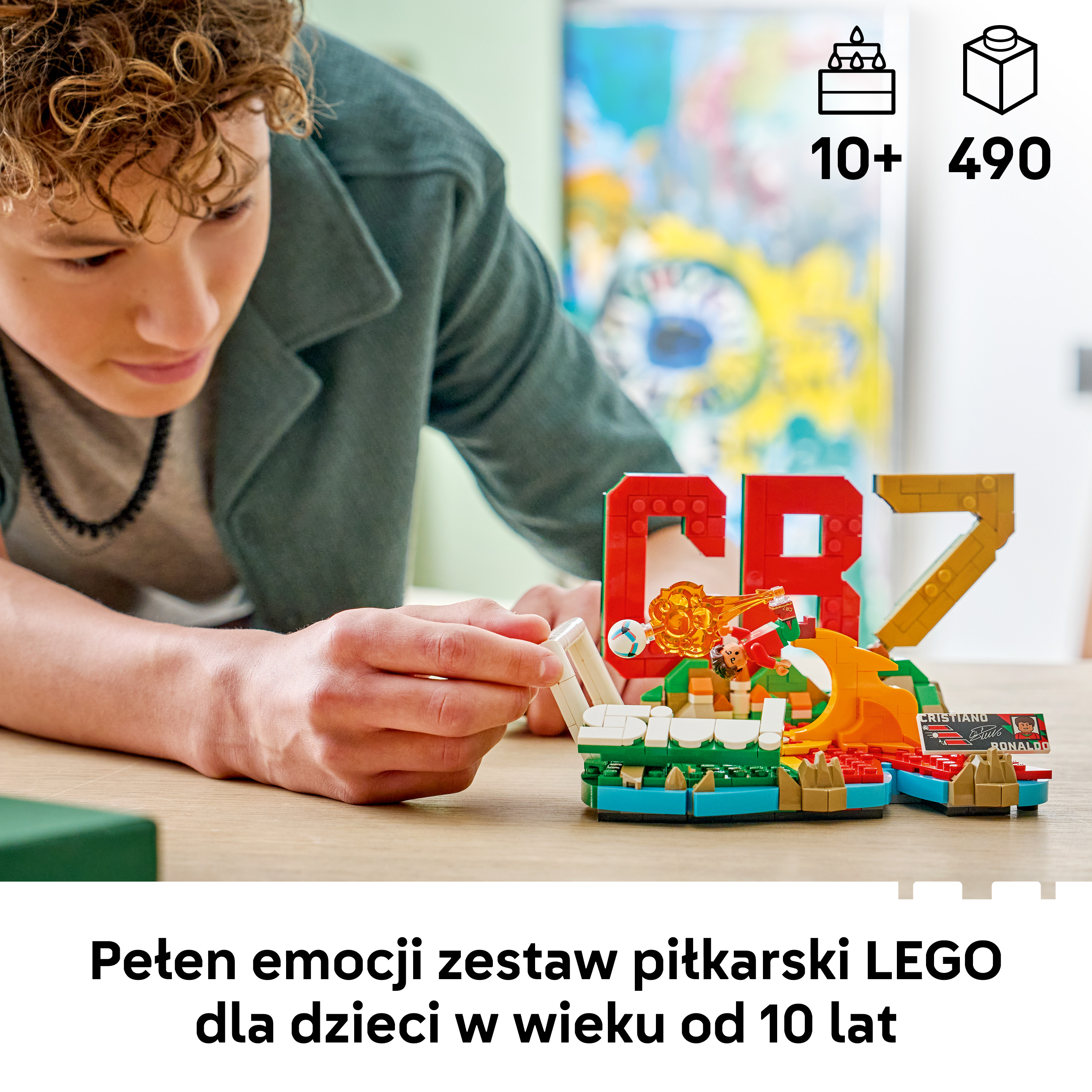 Chłopiec buduje zestaw piłkarski LEGO z Cristiano Ronaldo.