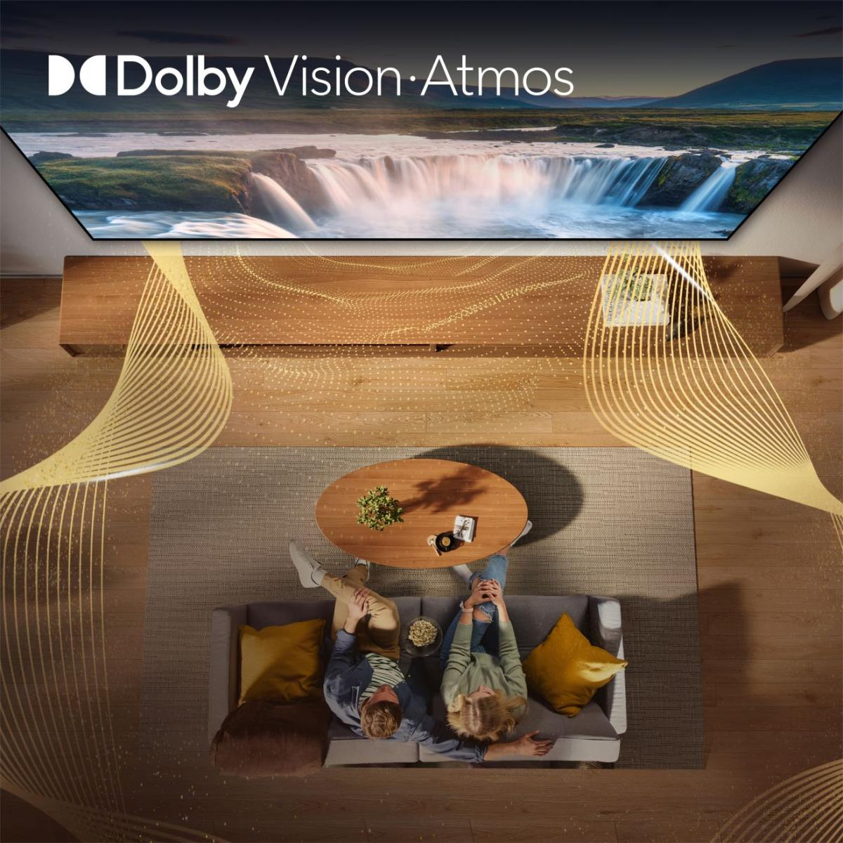Para ogląda TV z Dolby Vision Atmos, pokazującą wodospad.