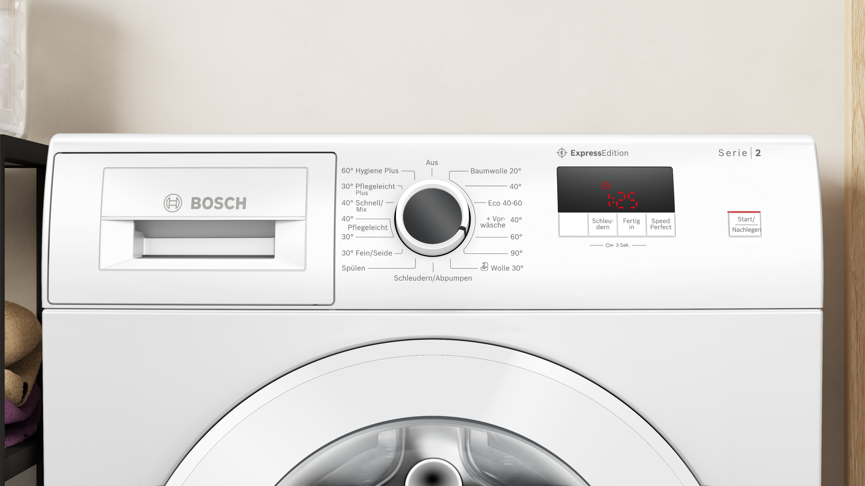 Eine weiße Bosch Waschmaschine mit Bedienfeld und Display. Programme sind auf Deutsch.