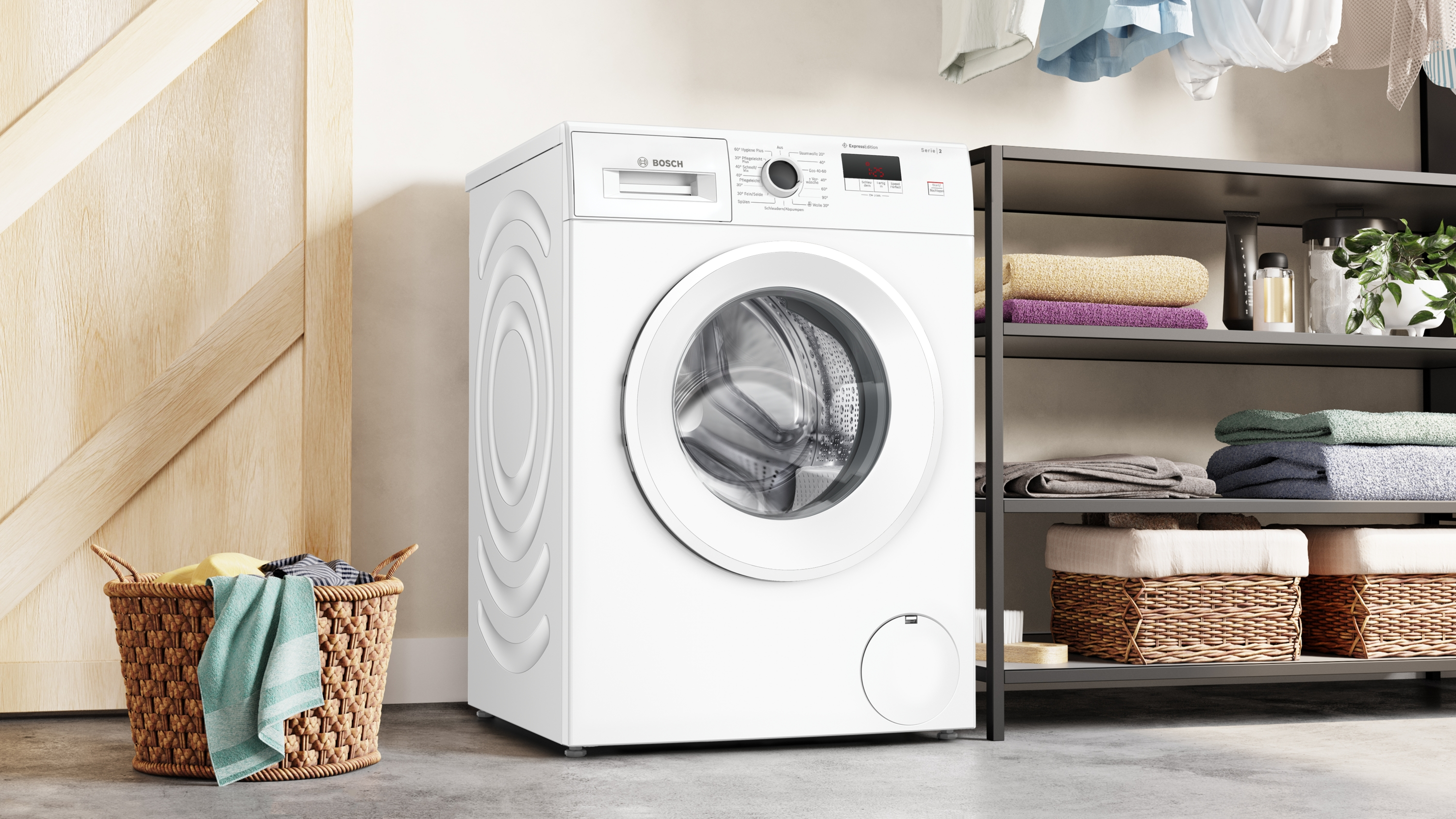 Eine weiße Bosch Waschmaschine steht neben einem Wäschekorb, daneben ein Regal.