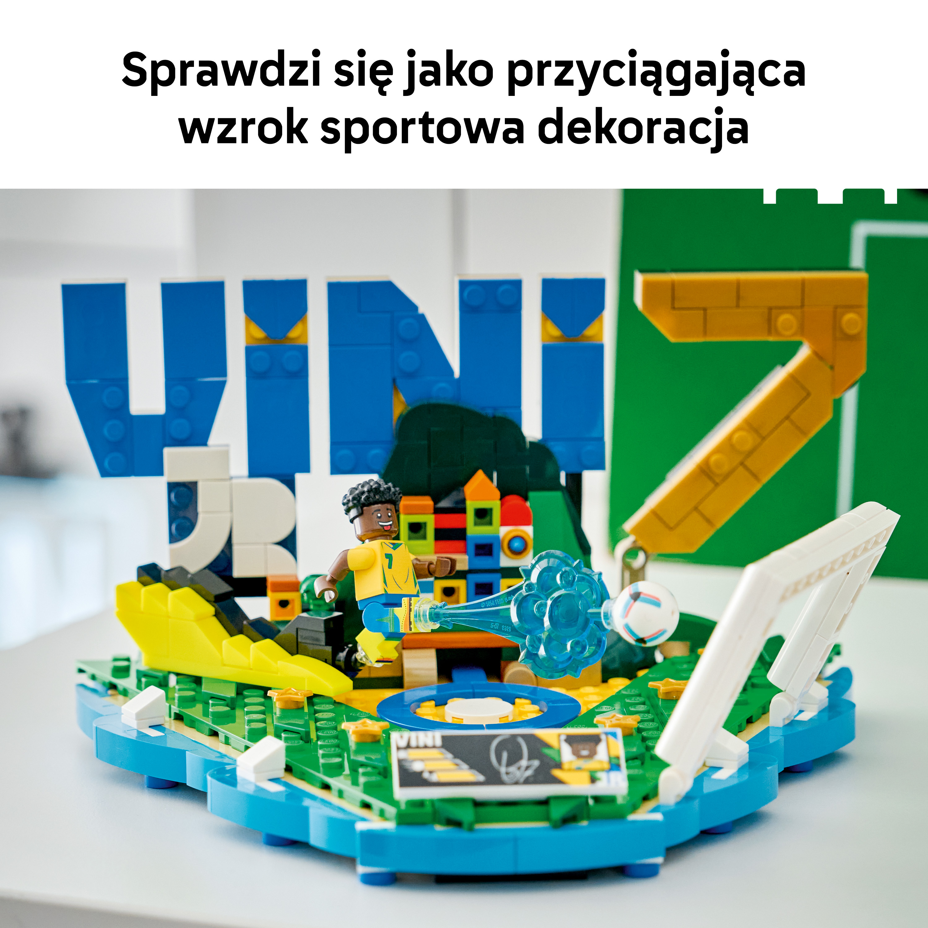 Zestaw Lego piłkarski z zawodnikiem, piłką i bramką. Kolorowa dekoracja.