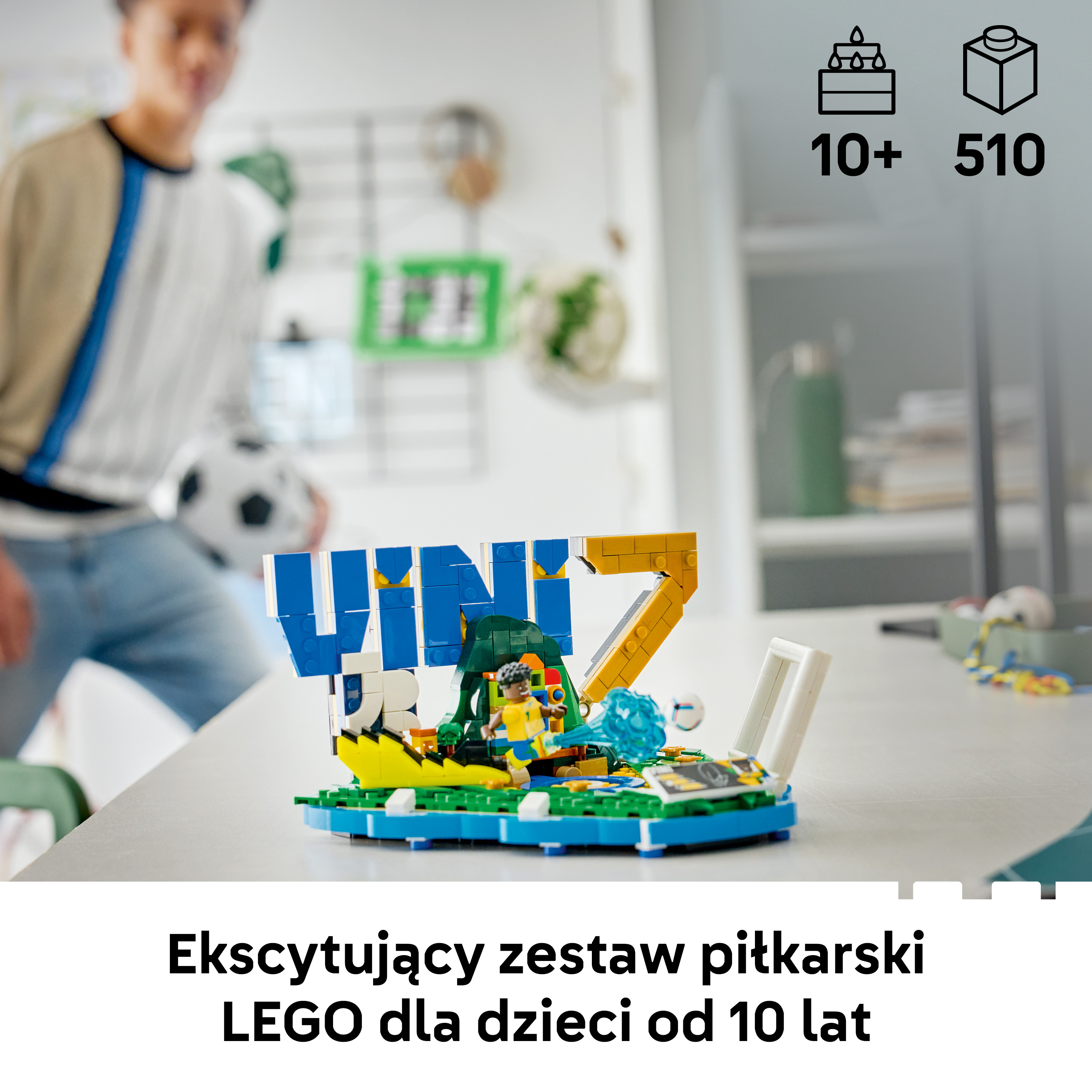 Zestaw piłkarski LEGO dla dzieci od 10 lat, z minifigurkami i akcesoriami.