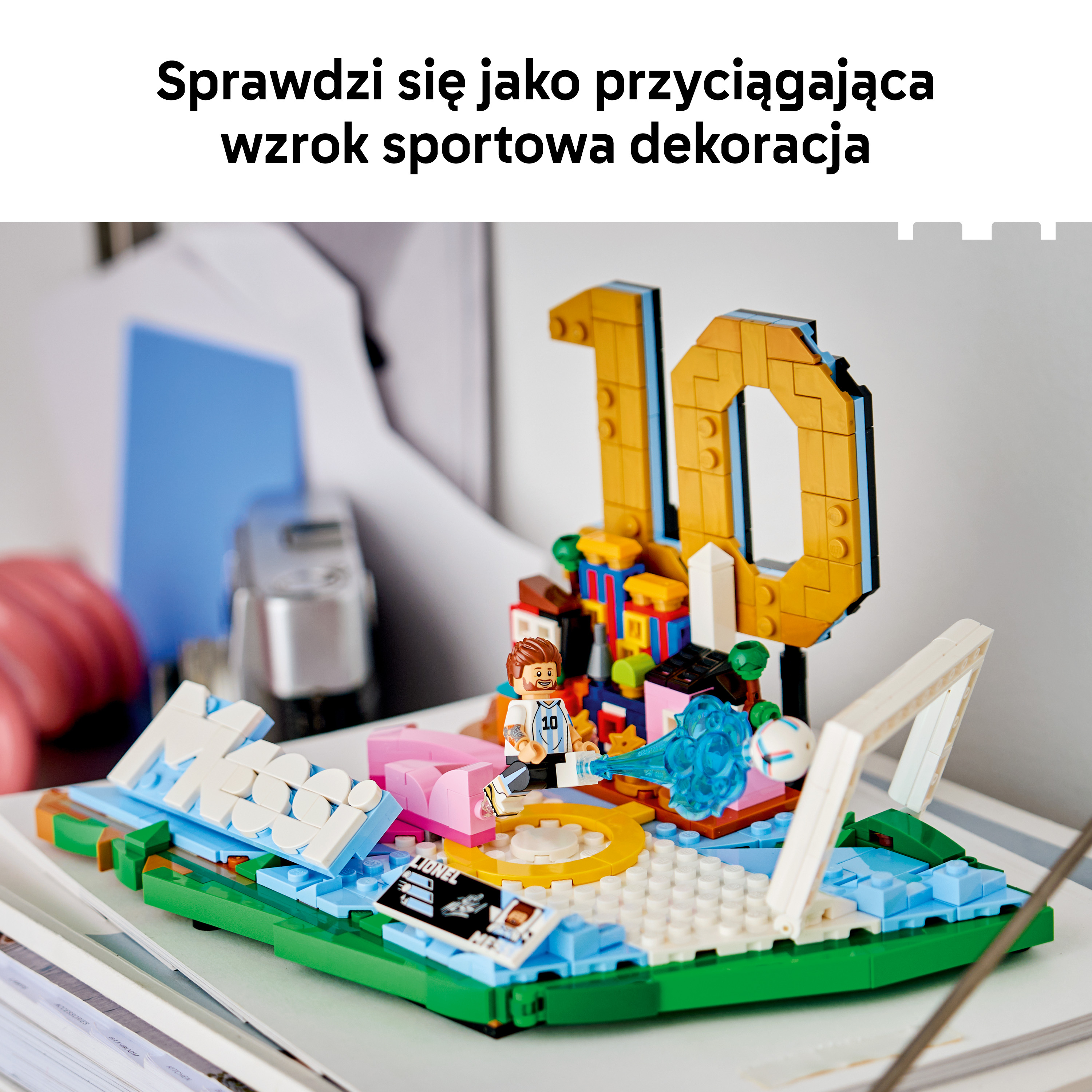 Replika Lego Lionela Messiego z numerem 10, bramką i stadionem. Żółty, niebieski, zielony.