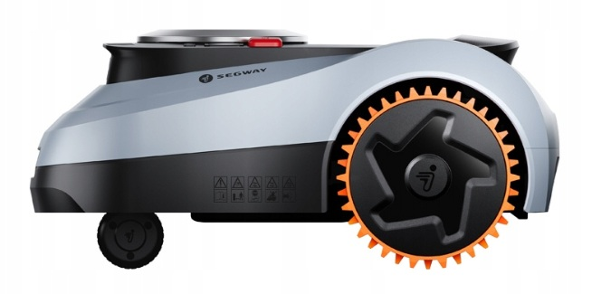 Szara i czarna kosiarka automatyczna z dużymi kołami i logo Segway.