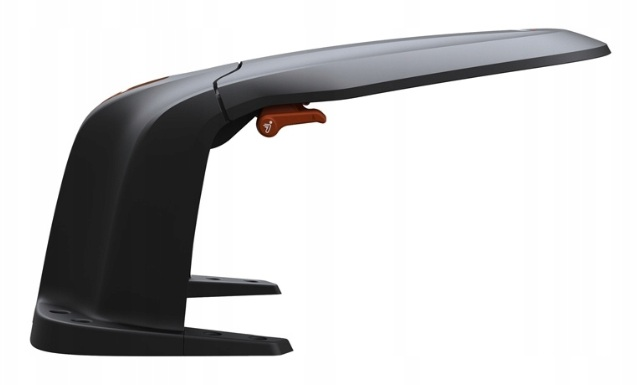 Czarny uchwyt z pomarańczową dźwignią na białym tle.