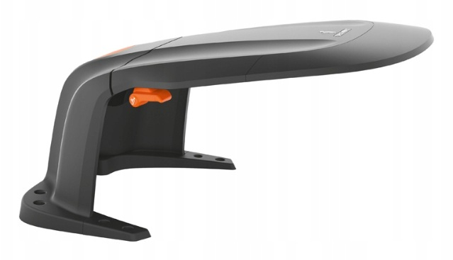 Czarna kosiarka automatyczna z pomarańczowym uchwytem na białym tle.