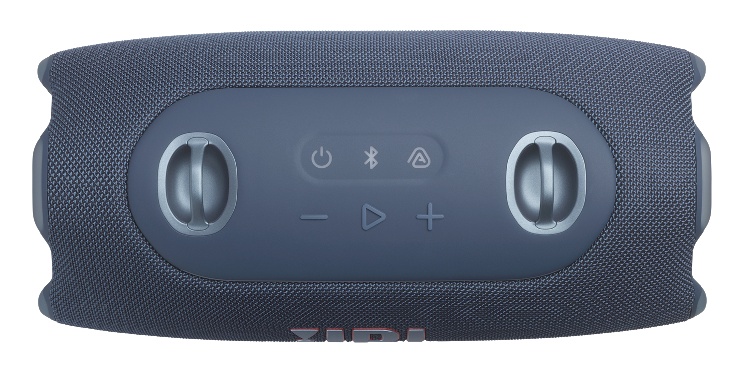 Niebieski głośnik z tkaniny z kontrolkami i logo. Okrągłe uchwyty po bokach.
