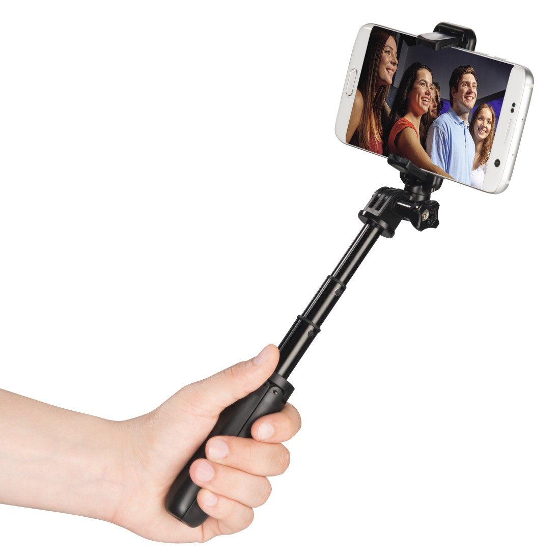 Bir el, beş gülümseyen insan grubunu gösteren bir akıllı telefonla selfie çubuğu tutuyor.