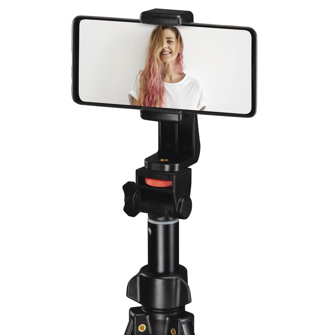 Arkada gülen bir kadın olan bir tripod üzerinde akıllı telefon.