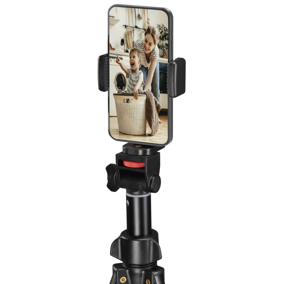 Bir tripod üzerindeki akıllı telefonda bir kadın ve çamaşır sepetinde bir çocuk gösteriliyor.