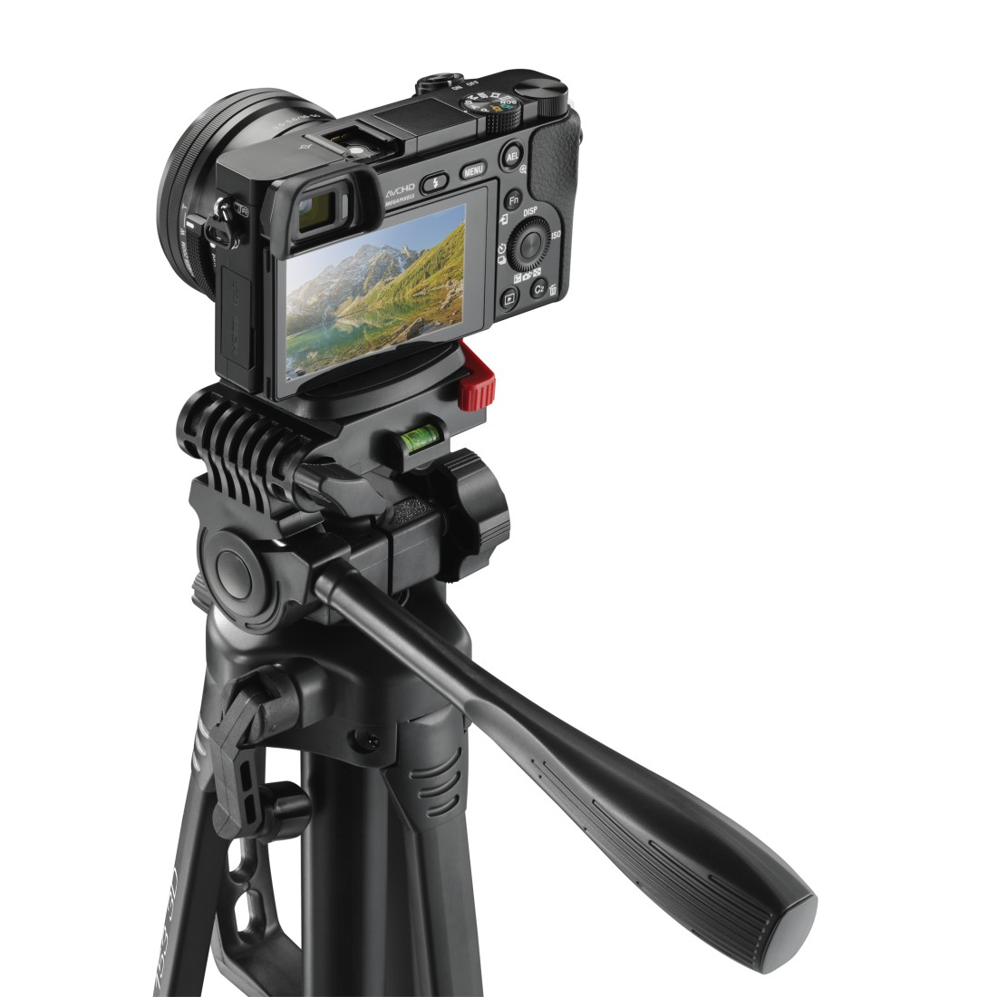 Tripod üzerinde siyah dijital fotoğraf makinesi, ekranında dağ gölü manzarası gösteriyor.