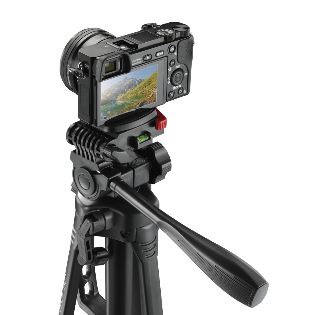 Siyah bir kamera, siyah bir tripod üzerinde, ekranında dağ gölü görünüyor.