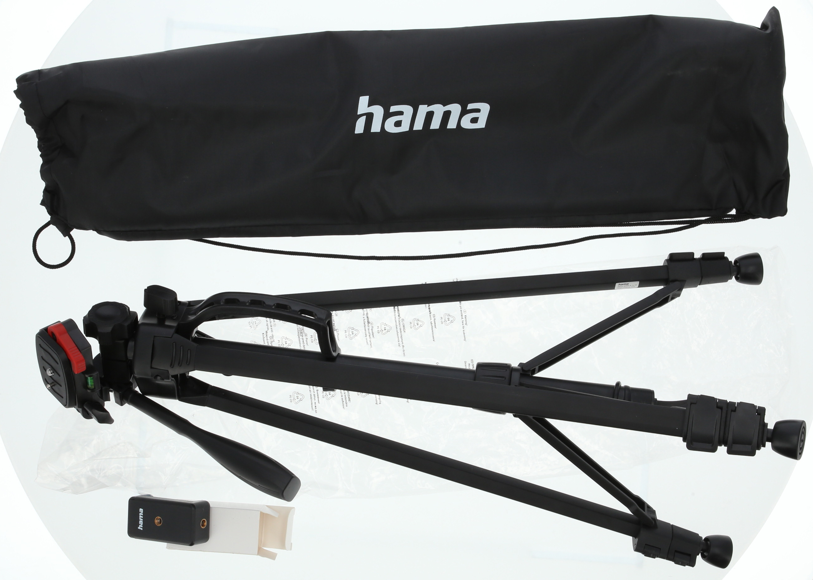 Açılmış tripod ve uzaktan kumandalı siyah Hama kamera çantası.