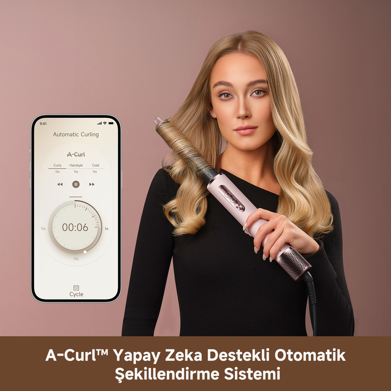 Sarışın bir kadın maşa kullanıyor; yanında uygulama yüklü akıllı telefon var.