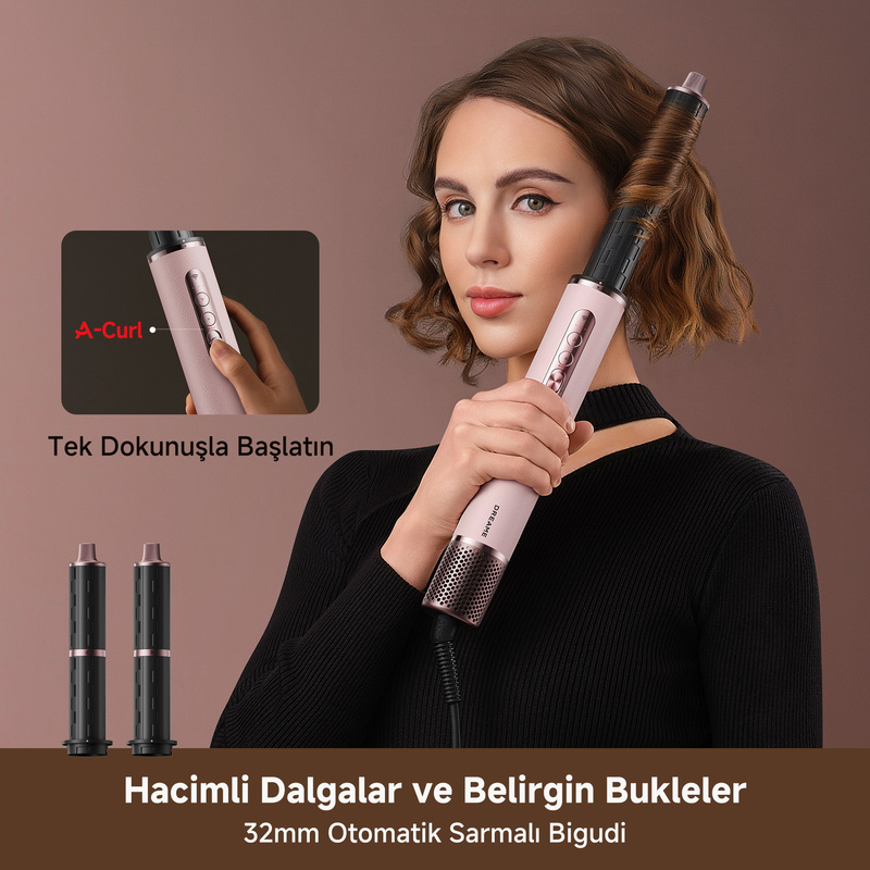 Kadın pembe maşa ile saçını şekillendiriyor. Solda detay.