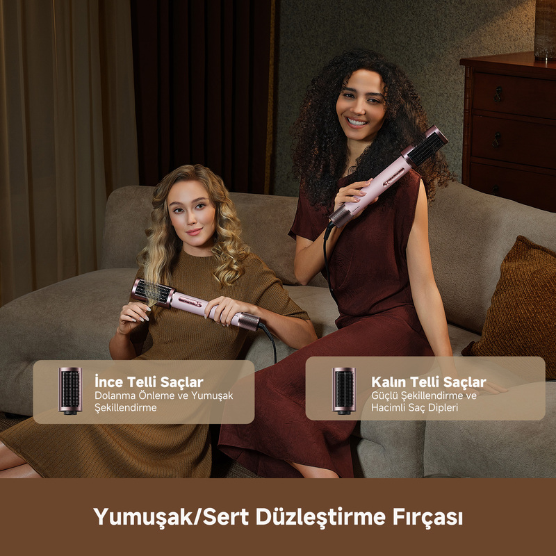 İki kadın kanepeye oturmuş, saç düzleştirme fırçası tutuyor.
