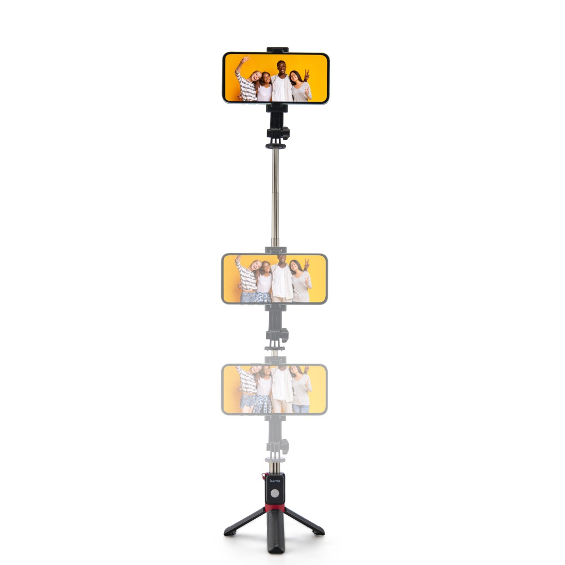 Beyaz arka plan üzerinde fotoğraf çeken üç telefonlu bir selfie çubuğu.