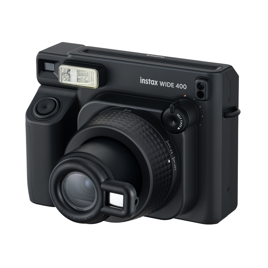 Flaşlı ve lensli siyah Instax Wide 400 anlık kamera.