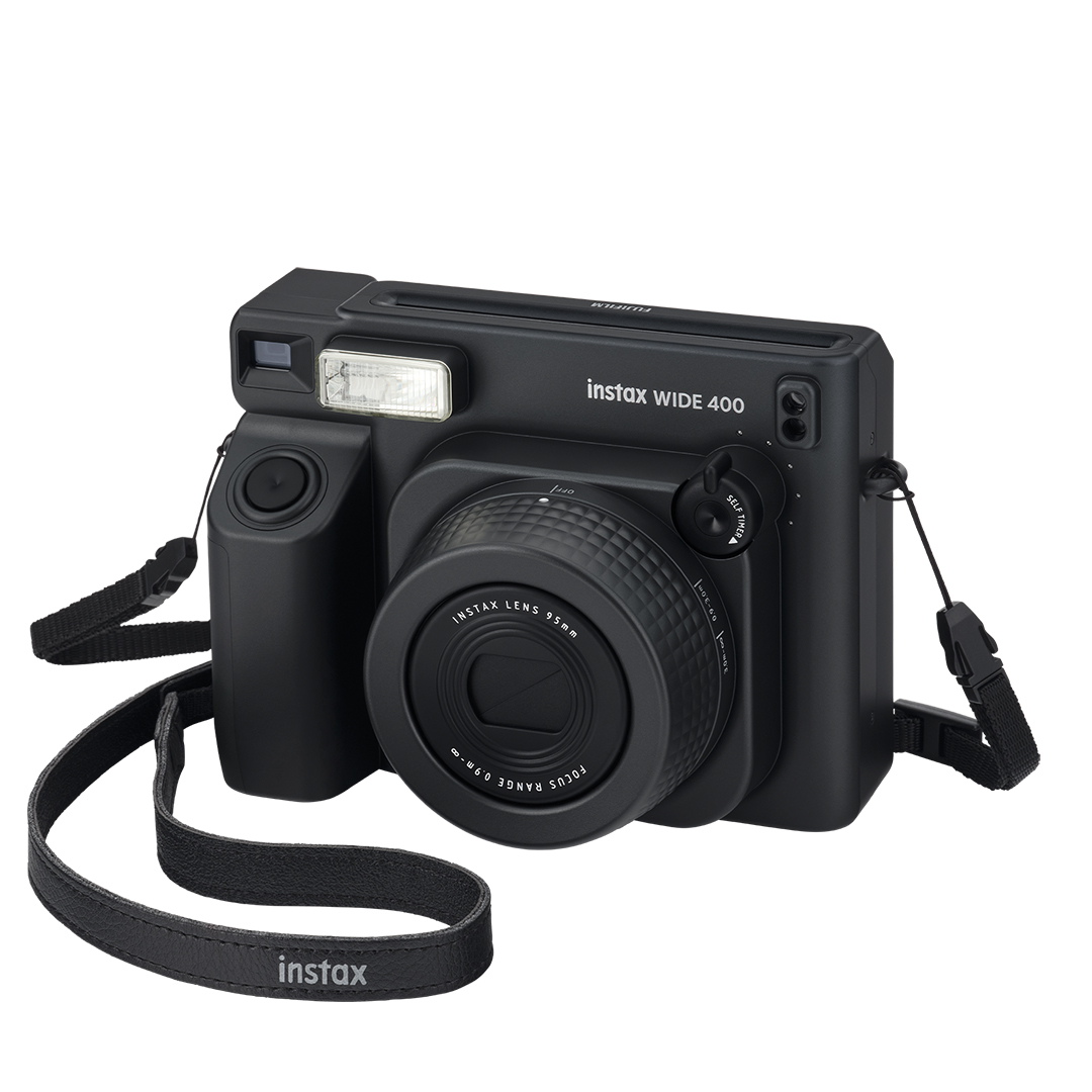 Siyah Instax Wide 400 anında fotoğraf makinesi, lens ve askısı ile.