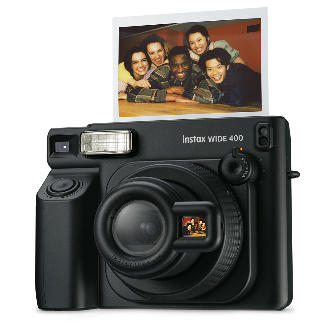Öne doğru yaslanan altı güler yüzlü insanın fotoğrafı olan siyah fotoğraf makinesi.