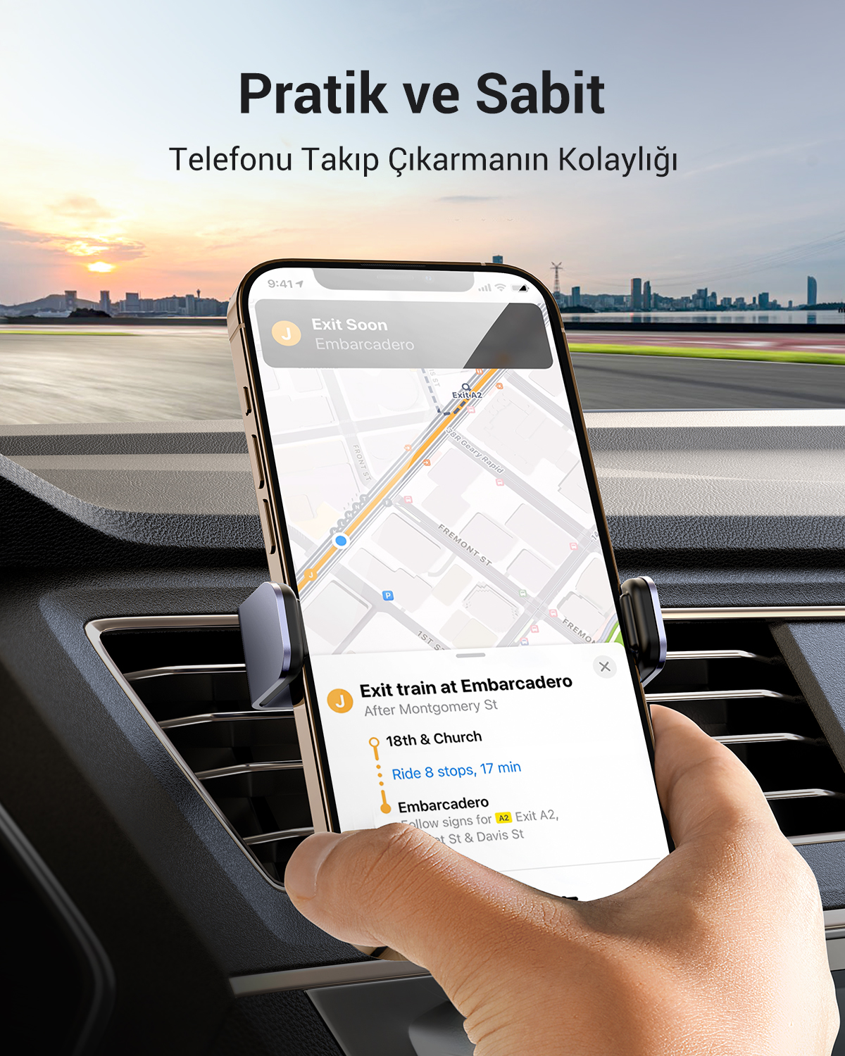 Bir el, arabaya monte edilmiş navigasyon uygulaması rotası gösteren bir akıllı telefon tutuyor.