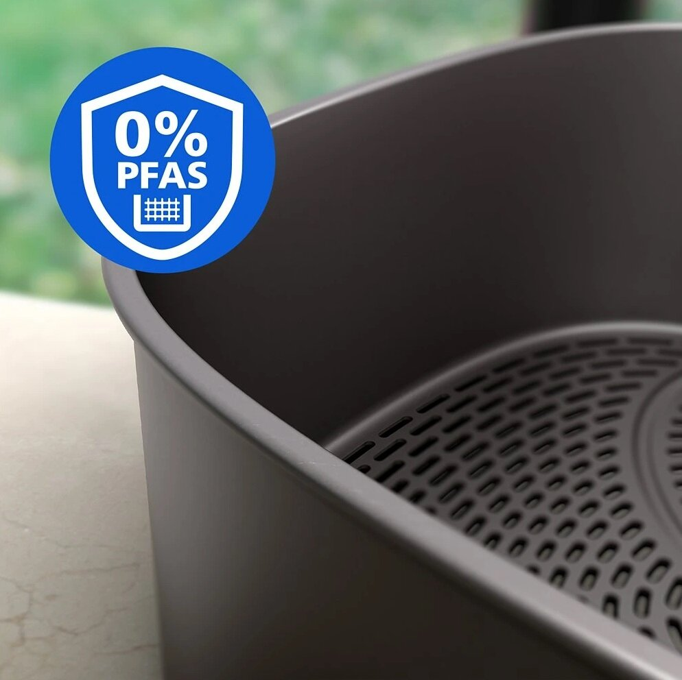 Ciemny kosz frytkownicy beztłuszczowej z niebieską tarczą wskazującą 0% PFAS.