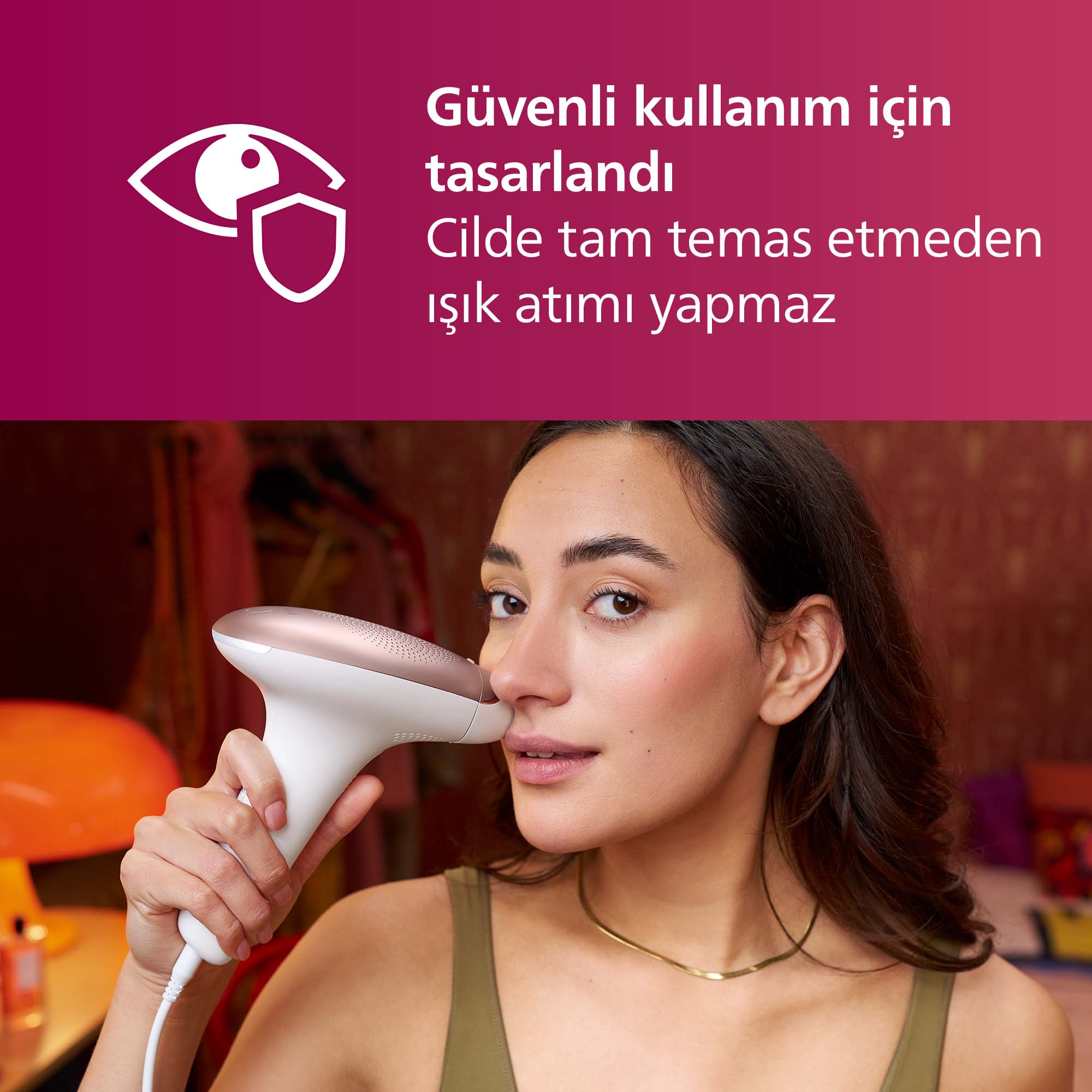 Bir kadın yüzünde IPL cihazı kullanıyor. Güvenlik simgesi görünüyor.