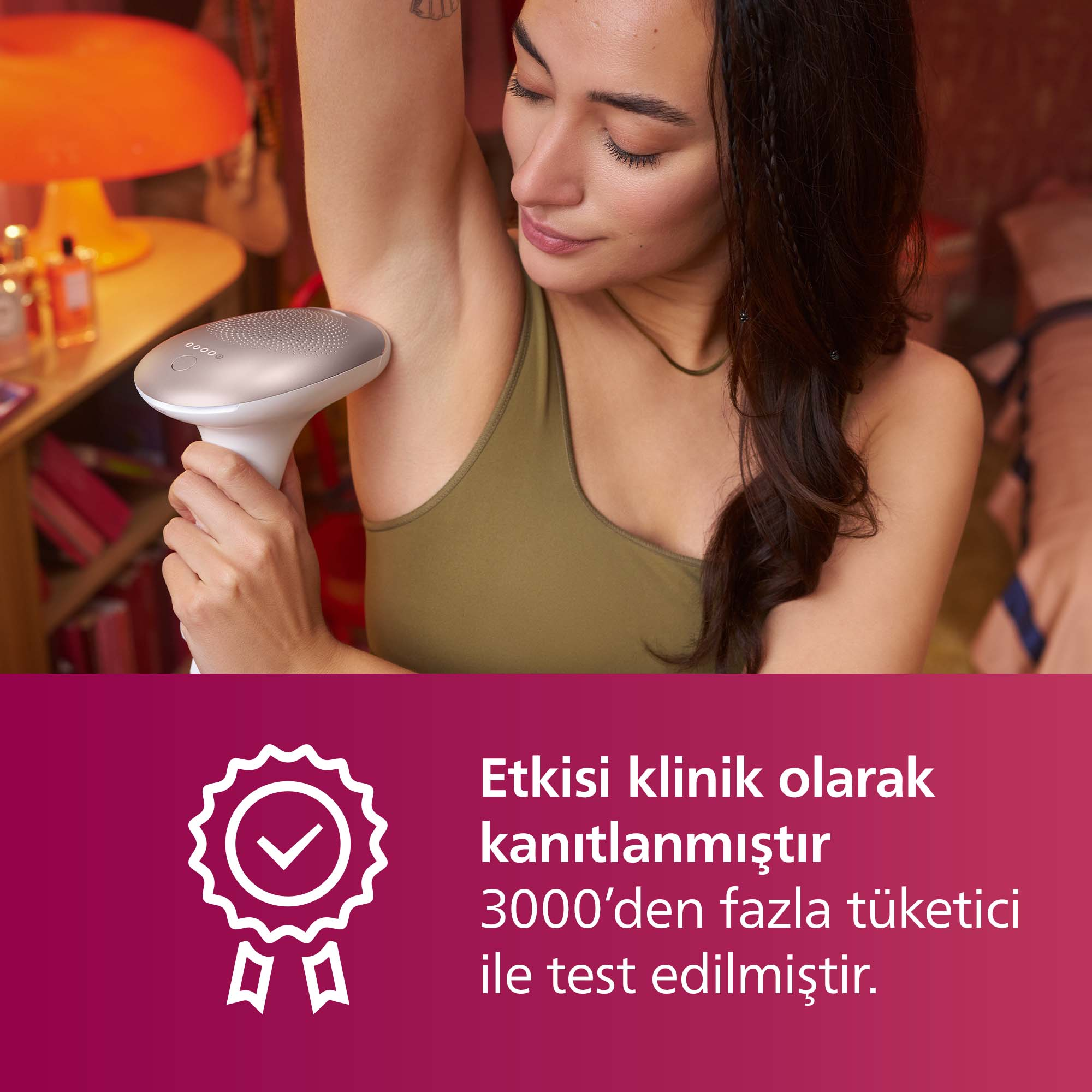 Kadın koltuk altını epilasyon cihazıyla alıyor. Klinik kanıtlı mühür.