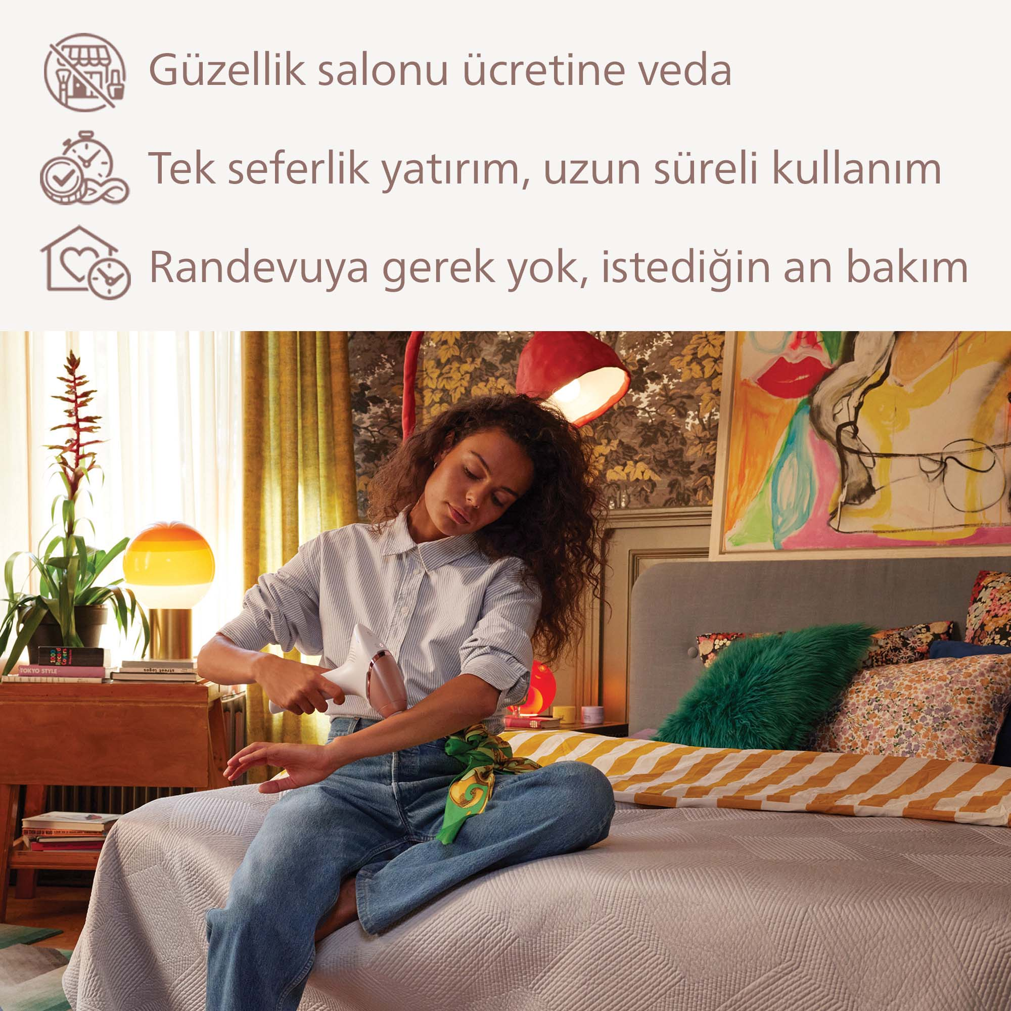 Bir kadın yatakta otururken koluna düzleştirici uyguluyor.