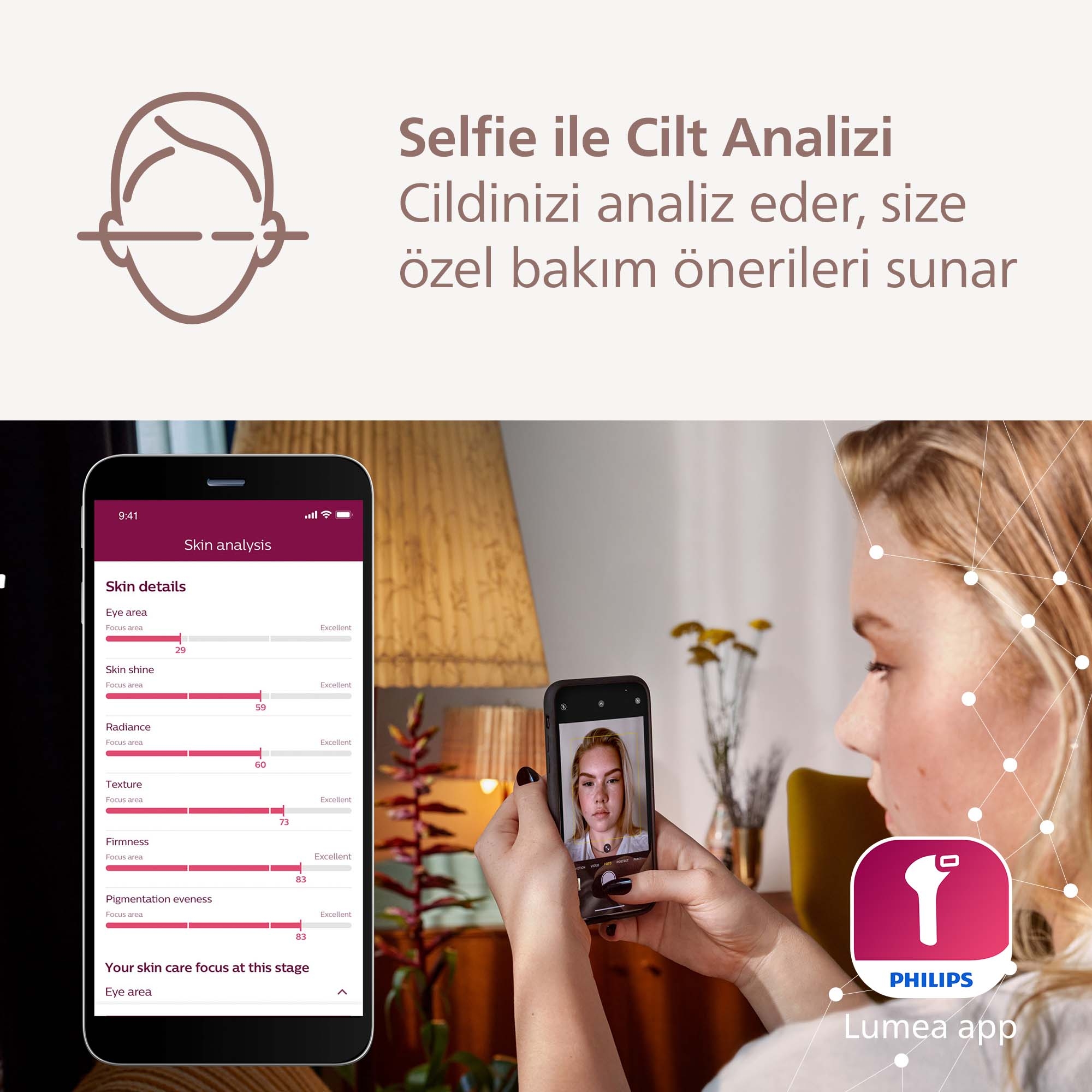 Bir kişi sonuçları gösteren cilt analizi uygulamasıyla selfie çekiyor.