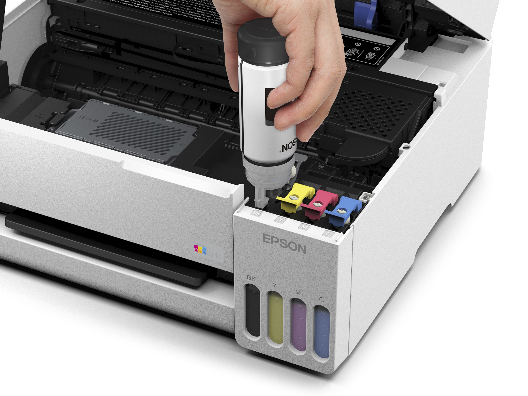Bir el, beyaz bir Epson yazıcıya mürekkep şişesi dolduruyor.