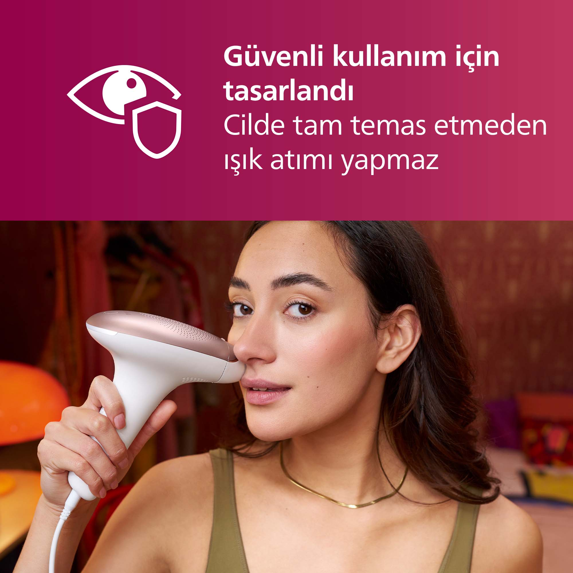 Kadın, yüz tüy dökücü IPL cihazı kullanıyor. Güvenlik ikonu gösteriliyor.