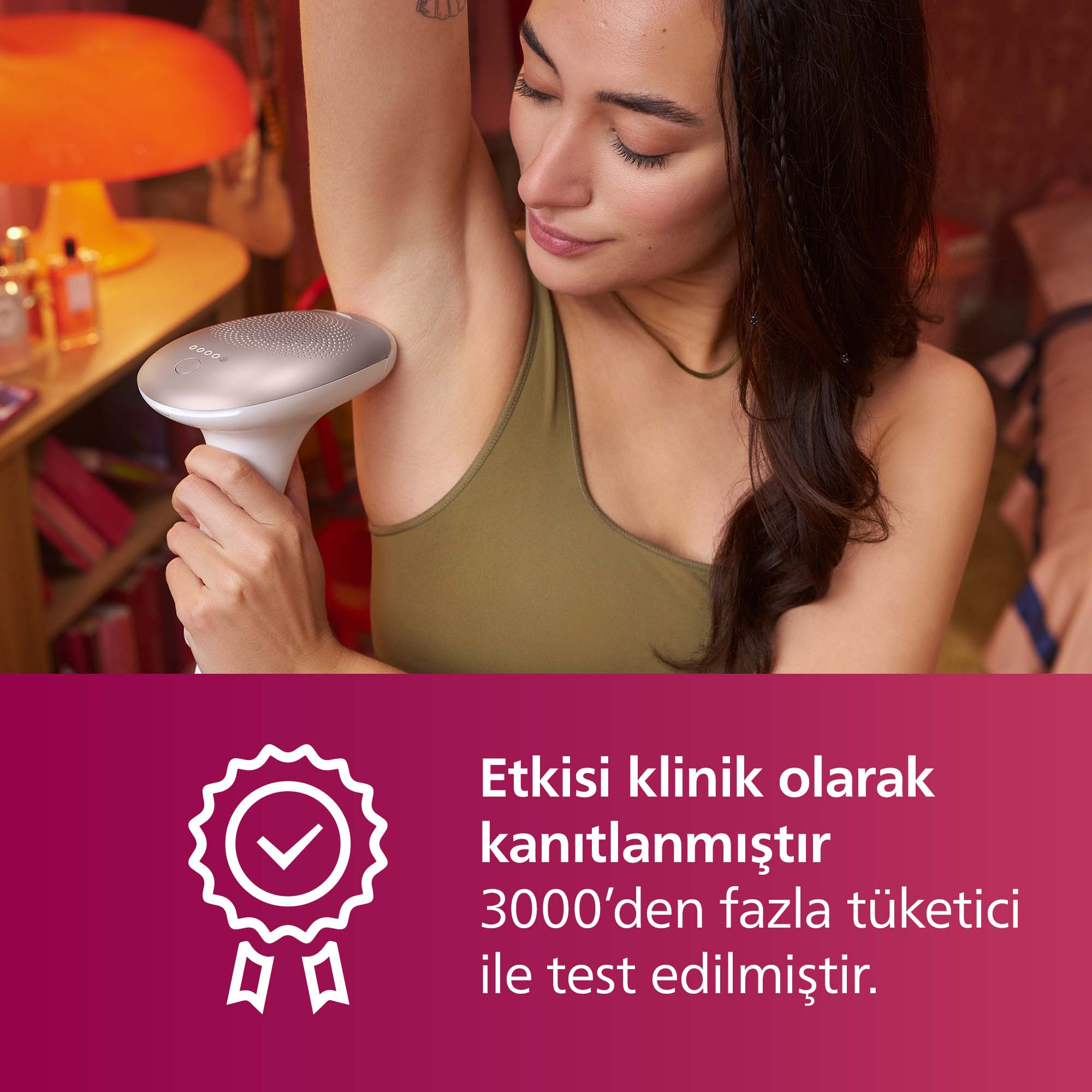 Kadın koltuk altı için IPL tüy dökücü kullanıyor. Kalite mührü gösteriliyor.