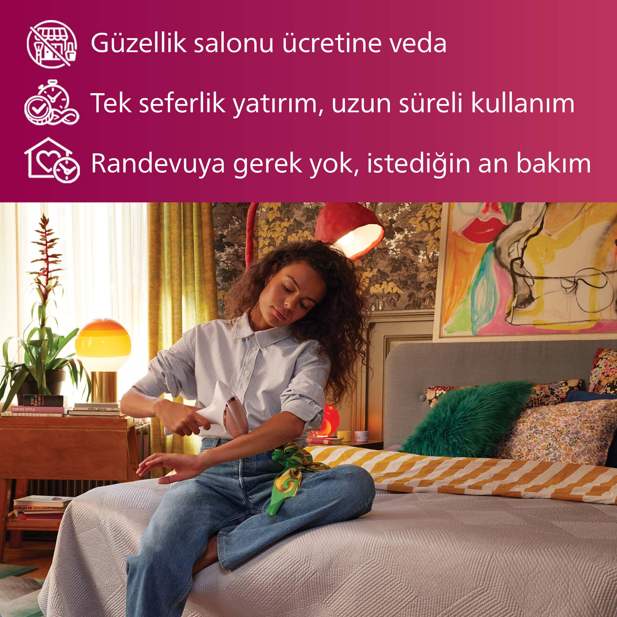 Kıvırcık saçlı kadın yatakta el cihazıyla koluna bakım yapıyor.