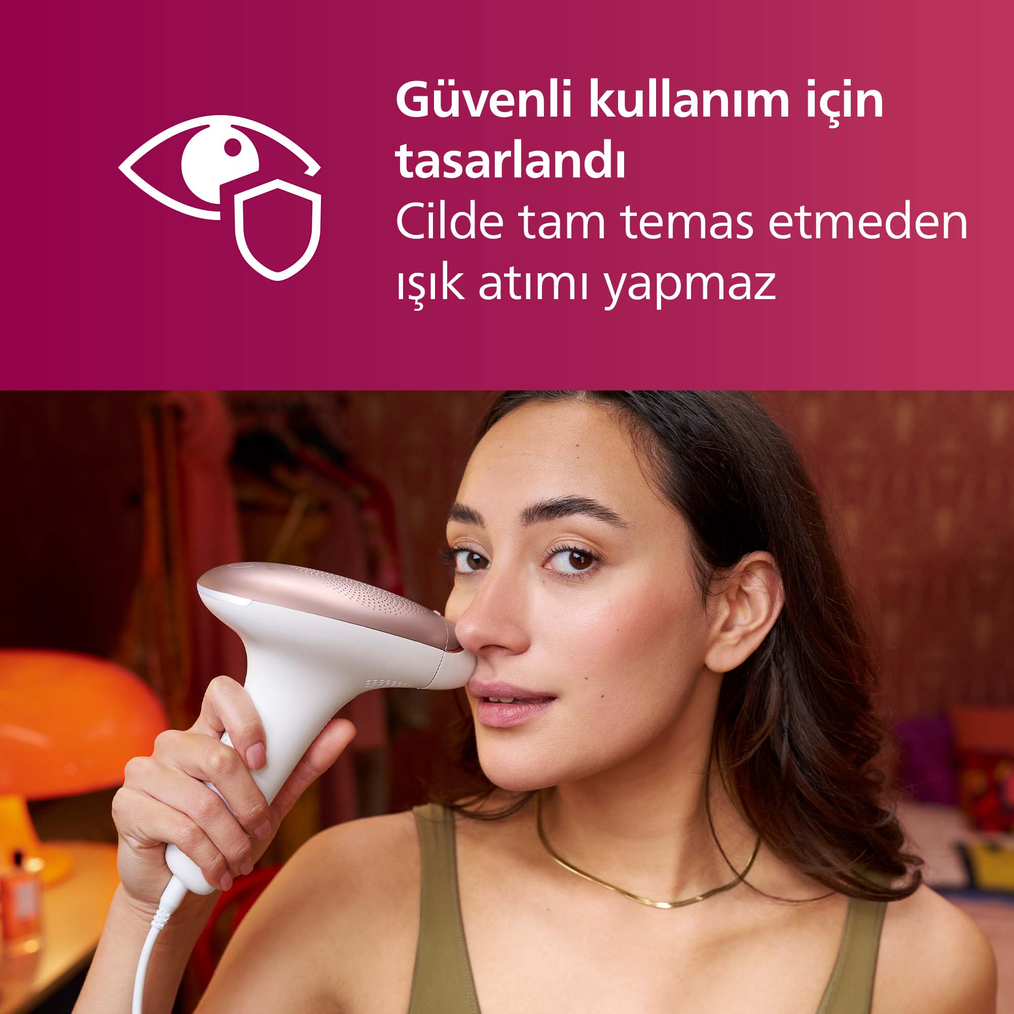 Güvenlik simgesi görünen bir kadın yüzünde IPL cihazı kullanıyor.