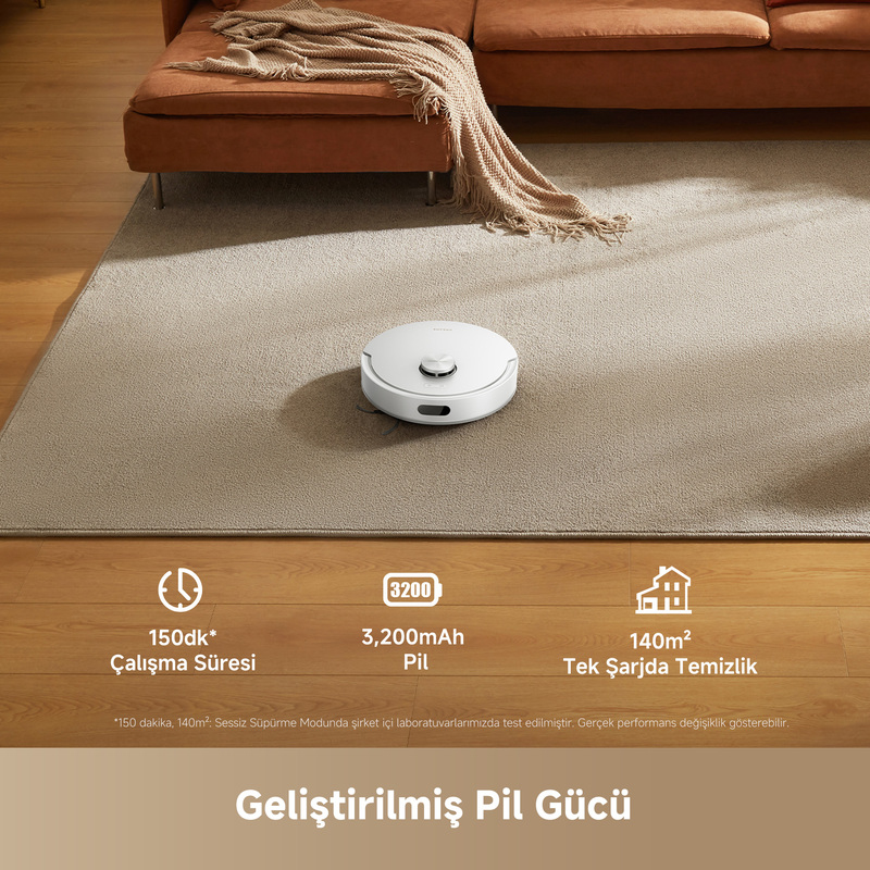 Halı üzerinde, battaniyeli koltuk önünde beyaz robot süpürge. Pil ömrü ve menzil bilgileri.