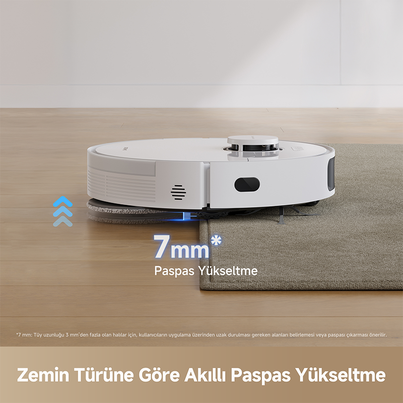 Beyaz robot süpürge, halının üzerine çıkmak için paspasını 7 mm kaldırır.