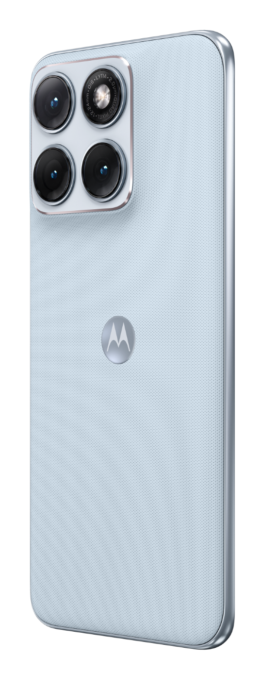 Tył jasnoniebieskiego smartfona Motorola z czterema aparatami i srebrnym wykończeniem.