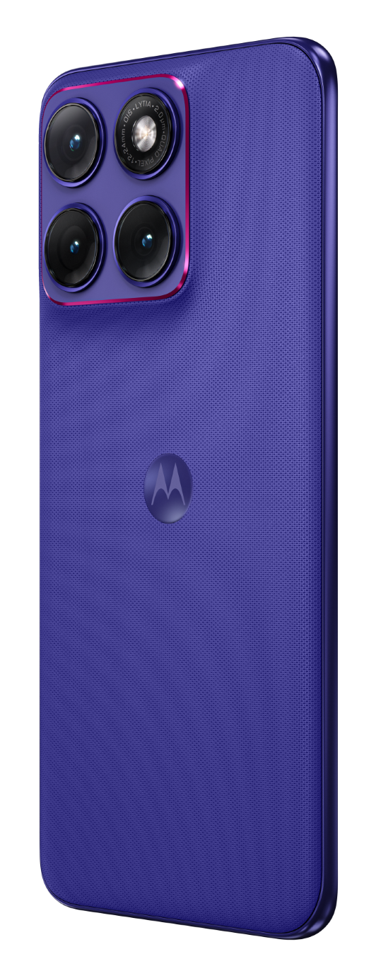 Fioletowy smartfon z czterema aparatami i logo Motoroli.