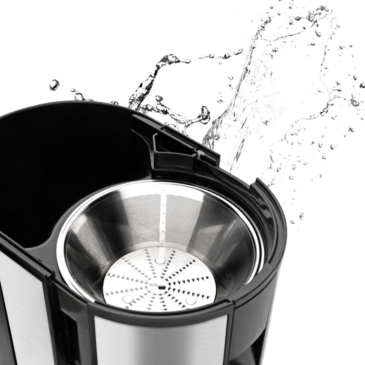 El agua salpica sobre el inserto metálico de la licuadora y el recipiente negro.
